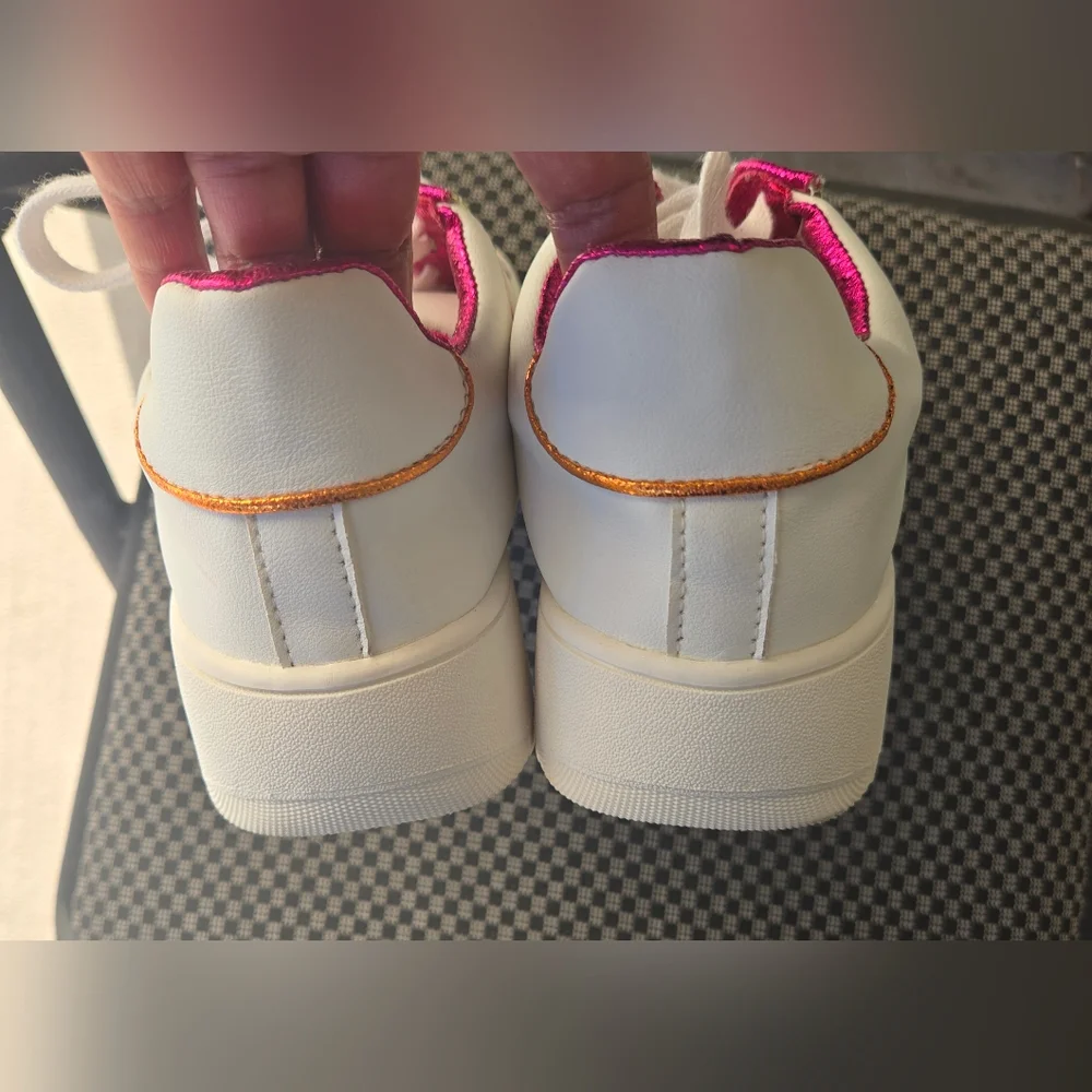 Steve Madden White and Pink Sneakers with Classic Appeal Excellent Conditions‎